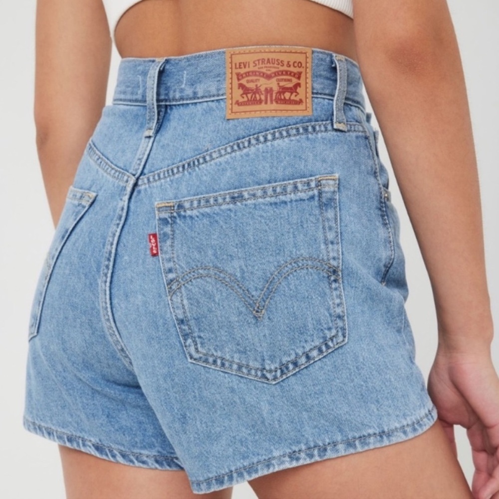 Levi’s High-Waisted Mom Jean Shorts Light Wash Size 24
